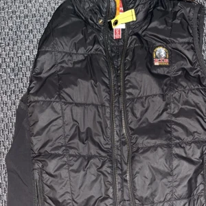 Säljer äkta parajumer väst storlek S - Säljer en parajumber väst äkta storlek S för 1000kr jag köpte den för 2500 men den är lite använd.