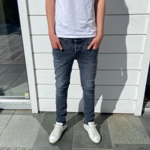 Dondup jeans George  - Säljer nu dessa riktigt feta svart/gråa dondup George jeans i väldigt bra skick, skriv för fler bilder/frågor🙌🏼