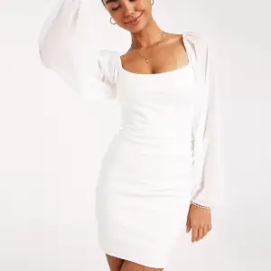 slutsåld klänning från nelly.com, köpte flera olika till studenten förra året men hann inte lämna tillbaka så prislappen är fof kvar❤️ tyvärr för liten så kan ej visa på❤️