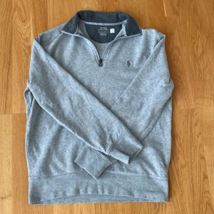 Ralph lauren half zip  - 10/10 skick har bara använt den en gång. Storlek S men passar också XS. Köpt på zalando för ca 1400. Skriv vid mer frågor!