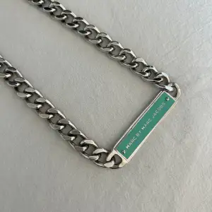 Silverfärgat halsband i stål från Marc Jacobs. 