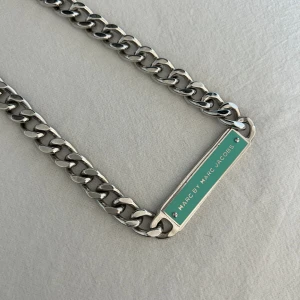 Marc Jacobs halsband  - Silverfärgat halsband i stål från Marc Jacobs. 