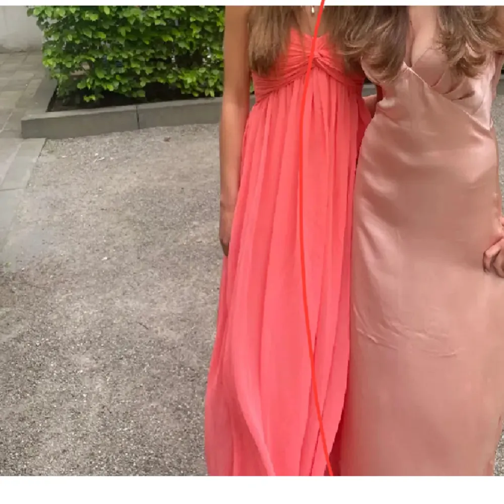 Säljer min balklänning, den är mer rosa än på första bilden och inte strykt. Använd 1 gång men lite sliten längst ned.. Klänningar.