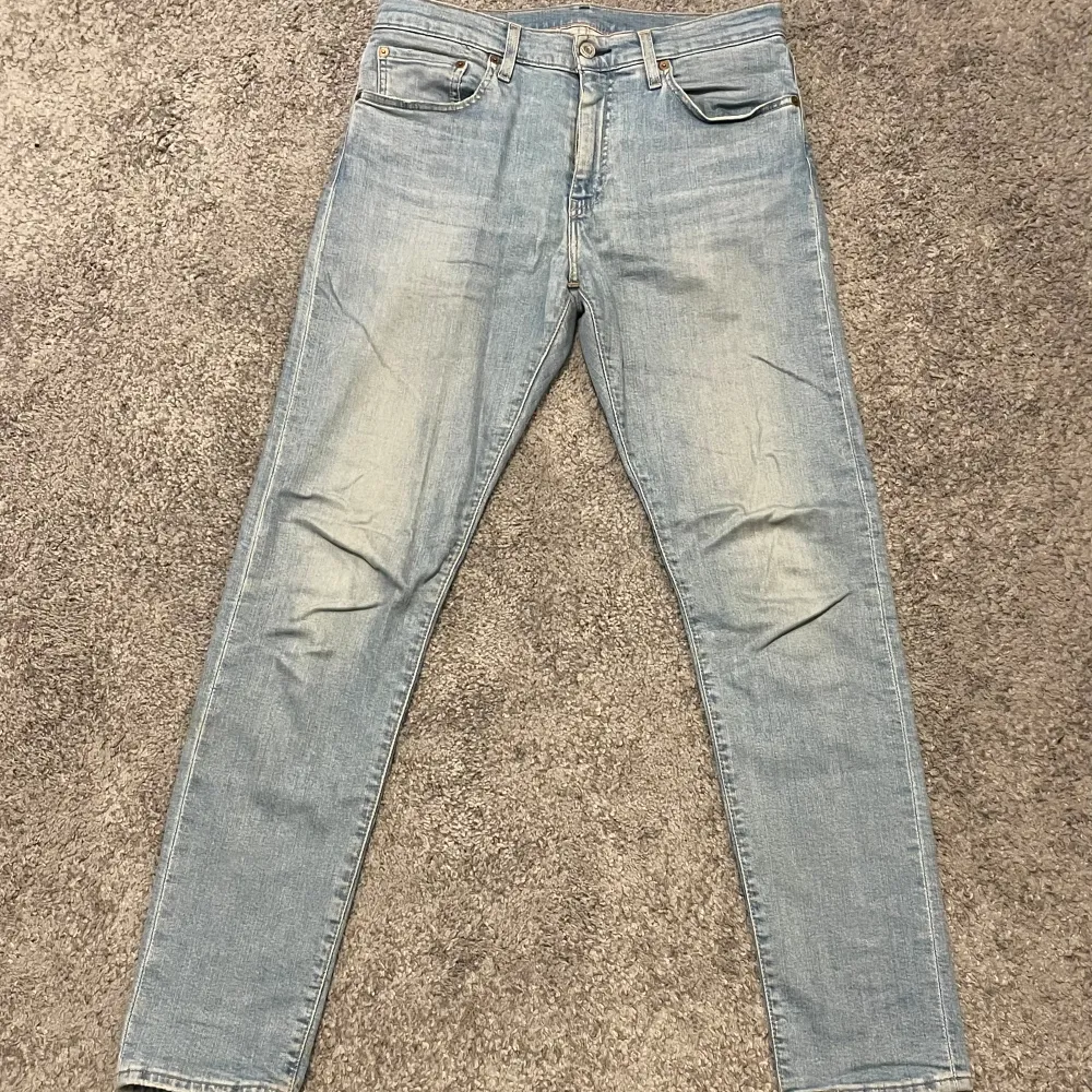 Snygga Levis jeans med bekväm stretch! Är använda men i bra skick. Pris kan diskuteras.. Jeans & Byxor.