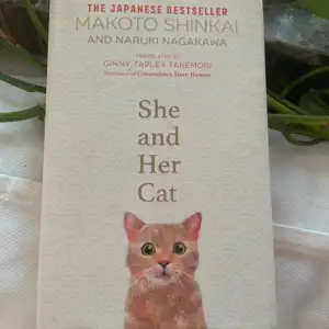 ”She and her cat” på engelska. Boken är inbunden, fast i storlek som en pocketbok. Inga defekter. Nypris 160kr