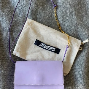 Jacquemus väska - Jacquemus väska lila Guldig detalj på kedjan 