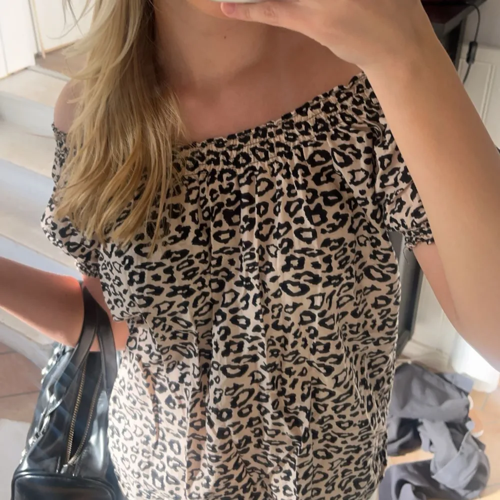Säljer denna leopard tröjan köpt second hand💗 Strl M passar S. Hör av dig vid funderingar💗. Blusar.