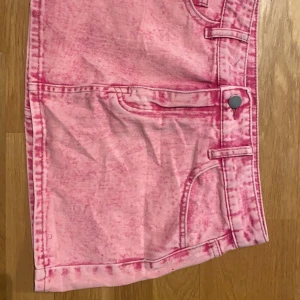 Kjol ”Mean Girls era” - Oanvänd kjol i storlek S men funkar även för XS 