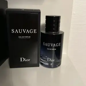 Säljer min Dior Sauvage parfym eftersom jag finner ingen användning av den (se bilden me flaskan upp och ned) den är använd Max 5 spray så inprincip oanvänd. Kom dm för mer info