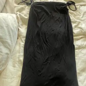 fin svart lågmidjad lång kjol med slits 💓