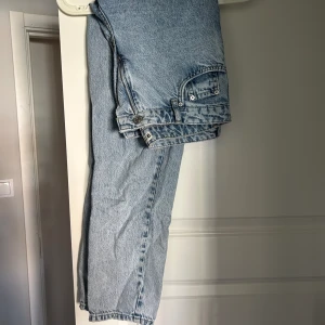 Jeans Gina - Jeans från Gina i storlek 36. Ett par slappare jeans som sitter jätteskönt! Fin form utan att sitta för tajt. Lite kortare i benen och mellanväg midja. Ett par perfekta Gina jeans helt enkelt! 