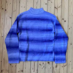 Soft and cozy knit in a beautiful purple color from Acne Studios. It’s been gently used but is still in great condition. Fits boxy and oversized. Tagged XXS, fits XS-S.