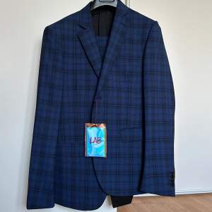 Helt ny och oanvänd kostym i mycket fint material Italienska märket Pal Zileri Storlek 50 100% ull Hör av er vid eventuella frågor