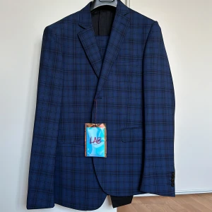 Kostym LAB Pal Zileri storlek 50 - Helt ny och oanvänd kostym i mycket fint material Italienska märket Pal Zileri Storlek 50 100% ull Hör av er vid eventuella frågor