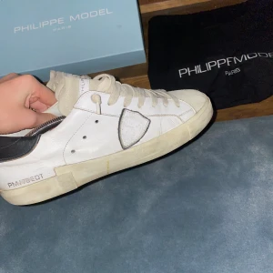 Philippe Model  -  Tja säljer ett par feta och eftertraktade Philippe Model till sommaren. Inga riktiga defekter på dem skulle säga skick 8,5/10. Skriv fler frågor eller bilder priset kan sänkas vid en snabb affär.