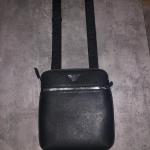 Armani väska - Armani väska, som har varit runt mig en tag men aldrig använt.