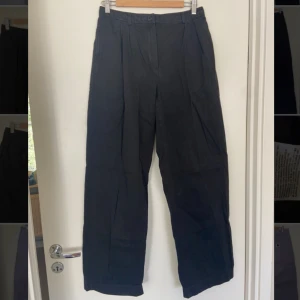 Acne Studios Pleated Twill Trousers - Byxor i bomull från Acne Studios.   Hög midja och vida ben.  Style ID: fn-wn-trou000324.  I mycket bra skick. 