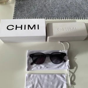Chimi 01 - Säljer nu mina Chimi 01. Enligt mig den snyggaste modellen och färgen. Färgen är dark grey och de är använda endast en gång. Tyvärr har jag nu fått glasögon med styrka vilket innebär andra solglasögon med styrka vilket gör att de inte används. 