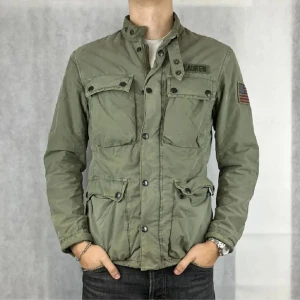 Ralph lauren field jacka  - Säljer denna riktigt feta ralph field jacka  Skick 8/10 finns en defekt på insidan  Storlek s passar lite större  Modellen är 177 och väger 64 kg Vid minst fundering skriv pm  Perfekt jacka för våren/hösten 