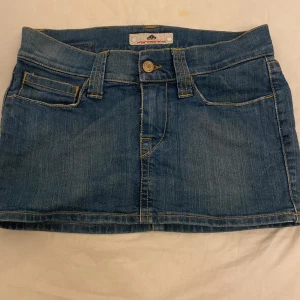 Low waist jeanskirt  - Lågmidjad jeanskjol passade mig förut men jag tycker inte om kjolar så säljer den. Väldigt fint skick 