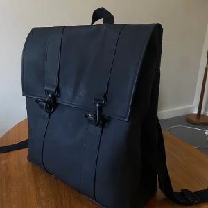 Rains MSN bag  - Svart ryggsäck från Rains med laptopfack.  Storlek: 21 liter, 40x35x15 cm. 