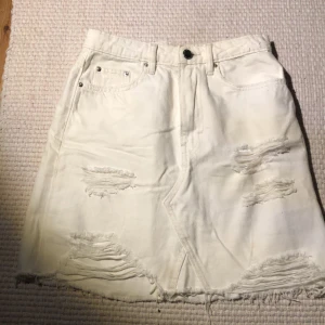 Vit jeans kjol  - En fin vit jeanskjol. Jag har nästan aldrig använt kjolen alltså väldigt bra skick 💗