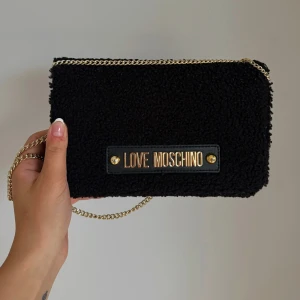 LOVE MOSCHINO - Love moschino väska. Man kan justera kedjan, lång eller kort.