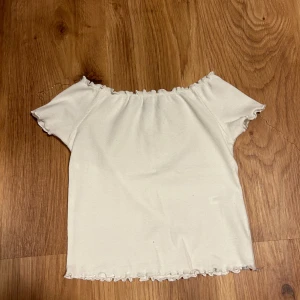 Topp - Säljer en söt topp i storlek M 
