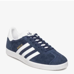 Gazelle Adidas skor - Helt nya gazelle adidas skor i färgen mörkblå. Aldrig använda, endast testade. Både vit och blått skosnöre tillkommer. Skriv privat för fler bilder💕💕 Nypris 1250kr