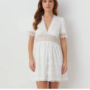 Studentklänning Gina Tricot - Säljer en sjukt snygg studentklänning, köpt här på plick men aldrig använd efter det🤗