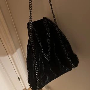 Väska - Svart väska, liknande Stella mccartney. Super praktiskt och rymlig. Använd men finns inga tecken på det🫶🏼