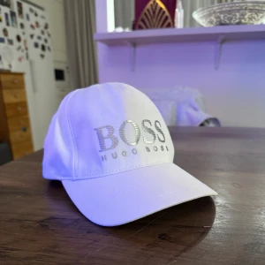 Hugo boss keps  - Den gammla modellen på Hugo boss kepsen i riktigt bra skick använder den inte alls och den är nästan som ny 