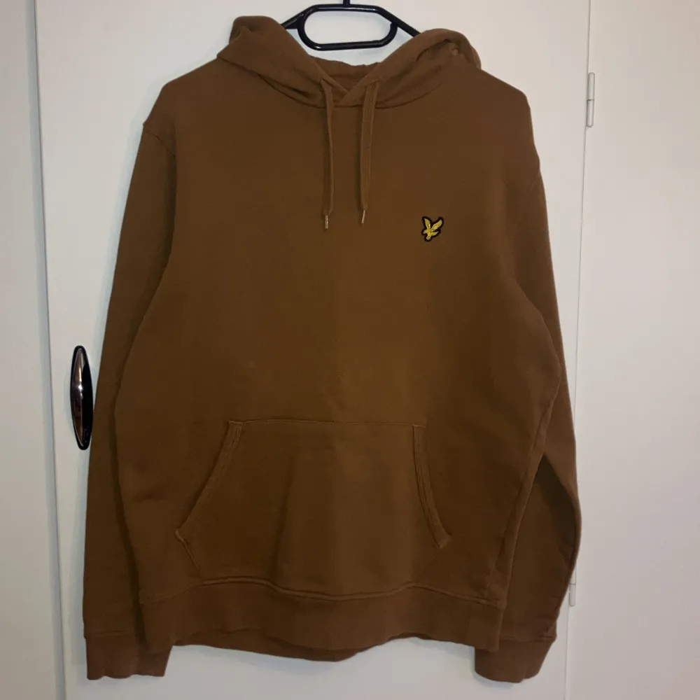 Jag säljer min bruna Lyle & scott hoodie i stl M som jag bara har använt 2 gånger.Det fins inga som helst slitningar på tröjan och den är så gått som ny 😄riktigt skön och passar perfekt. Säljer för att den aldrig används längre. Nypris 945kr Åhléns . Hoodies.