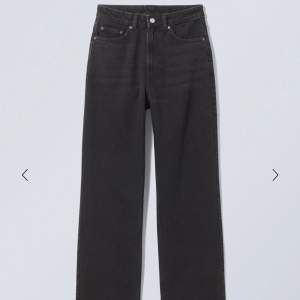 Svarta jeans i jättefint skick! Från weekday, sitter som ett smäck. Säljer pga försmå för mig.💓