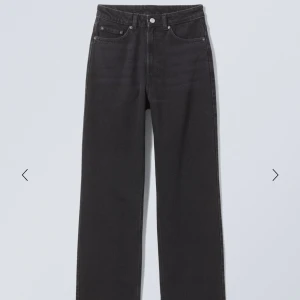 Svarta jeans - Svarta jeans i jättefint skick! Från weekday, sitter som ett smäck. Säljer pga försmå för mig.💓