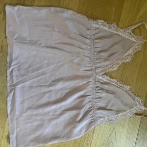 Babyrosa natt linnes topp - Gulligt linne med spets