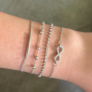Fyra armband i silver💖💖💖 - Fyra asfina silverarmband (ej äkta) säljer alla tsm för 150kr💖💖💖