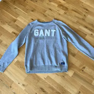 Jag säljer min grå stickade Gant tröja. Jag säljer tröjan då den är för lite för mig. Tröjan är i rätt bra skicka. Nypris ligger runt 1000
