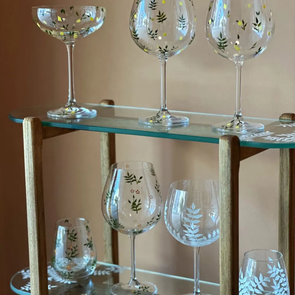 Målar olika design och skulpturer utifrån din egen vilja. Finns att välja mellan jättemånga alternativ; glas, champangglas, vinglas, kopp, kanna, vas och allt möjligt inom porselin och kristallglas. Priset diskuteras, men kostar från 19kr/st.🌻☀️ DM:a!. Accessoarer.