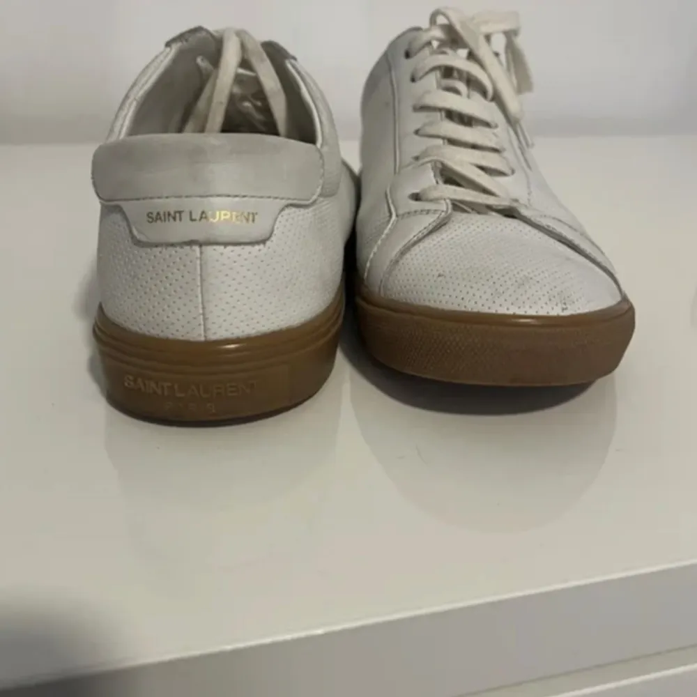 Säljer dessa unika Saint Laurent skor i storlek 43, i skicket 8–10 . Skor.