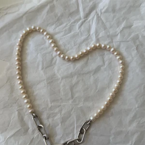 Pandora Pärlhalsband - Hej, Säljer nu mitt pärlhalsband som jag inte har någon användning av längre.  Använt fåtal gånger  Nypris 2900kr 45 cm 