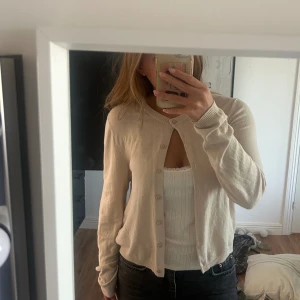 Kofta - Som ny, knappt använd! Storlek M men passar mig perfekt som brukar ha S:)