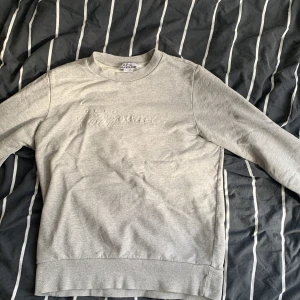 A.P.C crewneck - Riktigt fet crew neck från lyxmärket A.P.C. Skicket är väldigt bra och inga repor finns. Riktigt bra kvalitet och original pris ligger runt 1300kr. Storleken är passar perfekt på S, men det står L. Då det är förmodligen en barnmodell. Modellen är 187