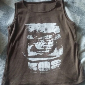 Grunge top/t-shirt - Grunge t-shirt/top, var knapt användat för att det passade inte med storlek.