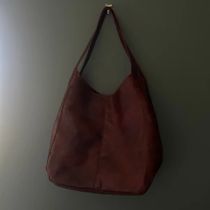 Vintage väska - Supersnygg och praktisk väska med många fack💗 säljer då den inte längre kommer till användning💞 skriv för mer information!💗