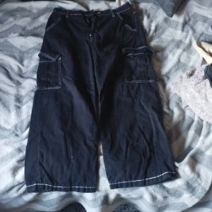 Baggy pants - Fick dem av min vän och storleken var för stor, så jag har förkortad de lite men midjan är fortfarande stor. Om ni är intresserade så kan jag skicka bild på hur de ser ut på mig så ser ni hur de sitter 