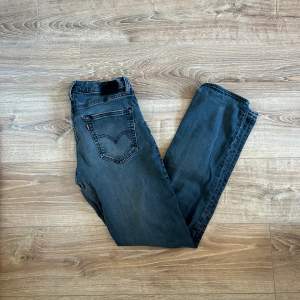 Ett par jeans i bra skick och som dessutom har en extremt snygg tvätt. Nypriset på dessa jeans ligger på runt 1000kr. Längden på byxorna är 103cm och midjan 37cm jämför gärna med ett par egna och sen är det fritt fram att använda ”köp nu”.