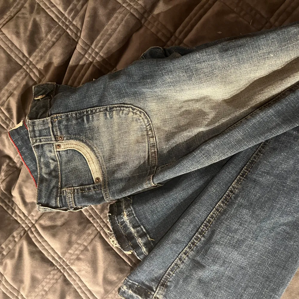Hej säljer domma låg midjade jeans från Urban outfiters med cola sömmar på back fickorna. Använda fåtal gånger inga defekter. Köpta julas. Skriv om frågor bilder mm. Jeans & Byxor.