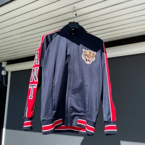 Gant Tiger TrackSuit Jacka - Limited edition Gant Tracksuit. 10/10 i skick. Aldrig använd. Storlek L.  