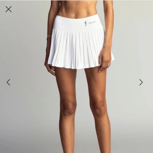 Tenniskjol padelkjol - Säljer denna såå fina tenniskjolen ellee padelkjolen från rs sports❤️ köpt för 799kr❤️ oanvänd och ny!!!